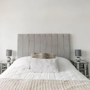 Cozy Happy From Home. 3 Bedrooms, 4 Beds, Hounslow